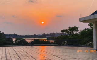 “浪漫的不是这场落日，是夕阳下和你”