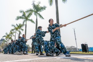 星空体育·(China)官方网站2022级军训拔河比赛